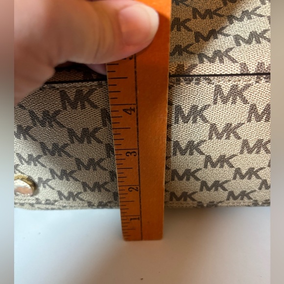 Michael Kors Tan and Cream Signature Tote Bag Purse - Picture 11 of 13